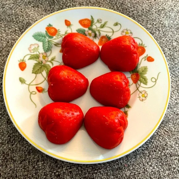 Vintage Strawberry Porcelain 22k Gold Trim Plate with strawberry bath soaps‎ - Picture 7 of 11